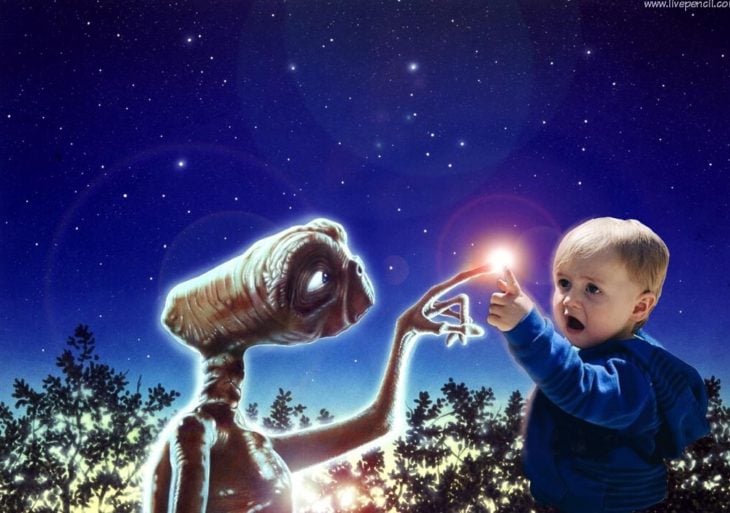 bebé sorprendido juntando su dedo en el extraterrestre E.T. 