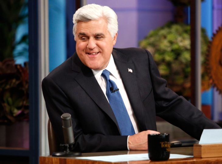 Jay Leno con un traje negro y corbata azul