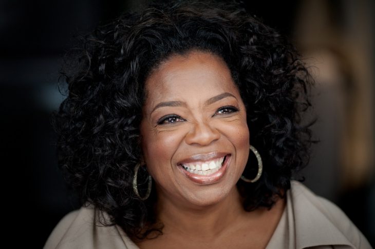 Oprah Winfrey con un traje color arena