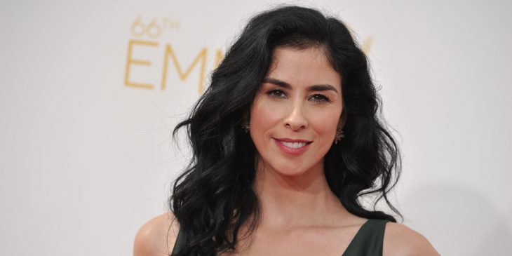 Sarah Silverman con un vestido negro en los emmy