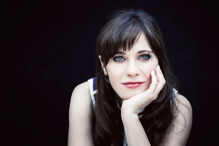 ZOOEY CON RESALTANDO SUS OJOS AZULES