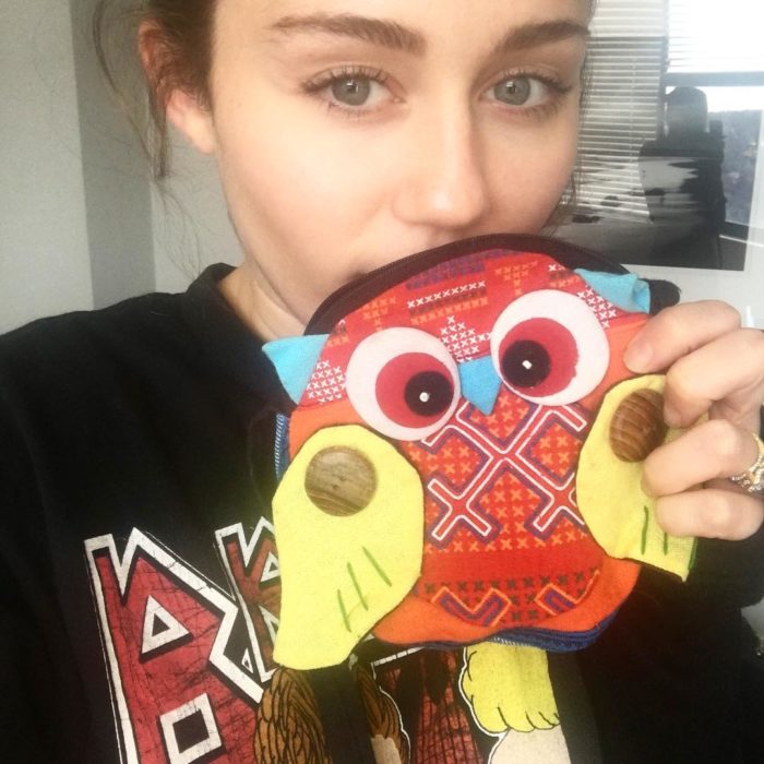 Miley Cyrustomando té