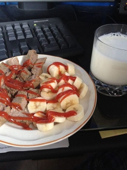 carne con platano y catsup