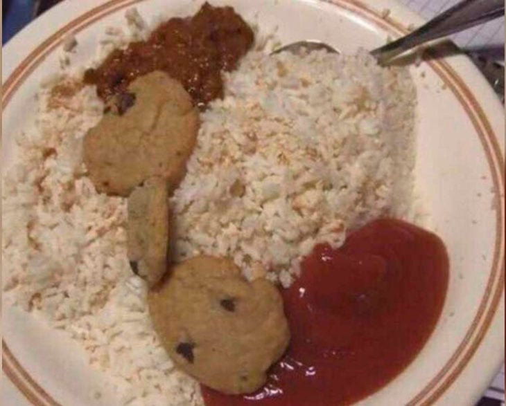 arroz con galletas y salsa catsup