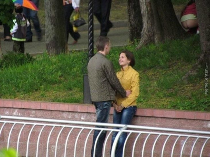 mujer orinando en la foto