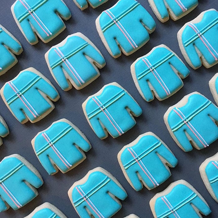 galletas en forma de suéter de color azul 