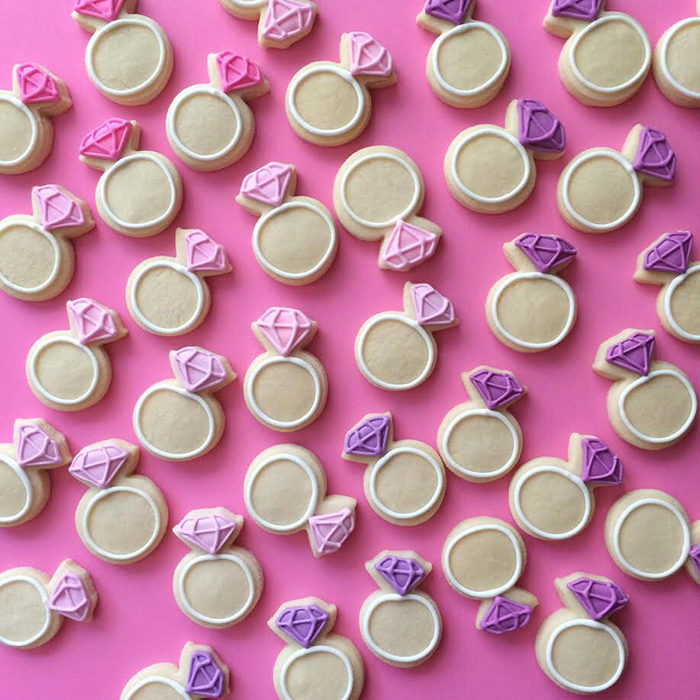 galletas en forma de anillos con un diamante 