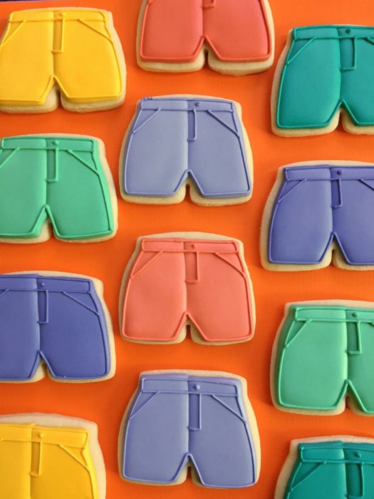 galletas en forma de shorts en diferentes colores 