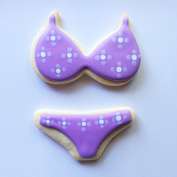 galletas en forma de un bikini en color púrpura 
