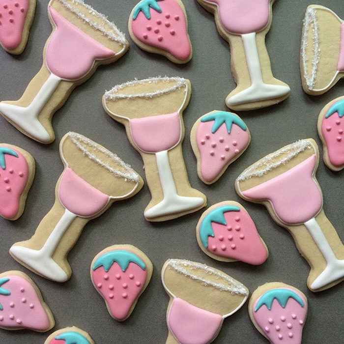 divertidas galletas en forma de copas y fresas 