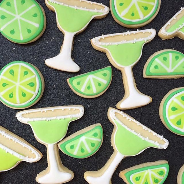 galletas en forma de limones y copas 