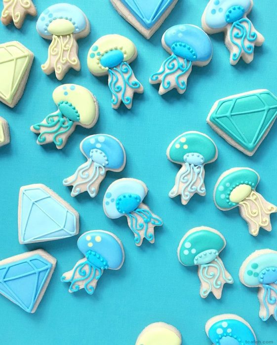 galletas azules en forma de medusas y diamantes 