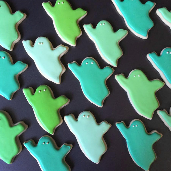 galletas en forma de fantasmas de colores 