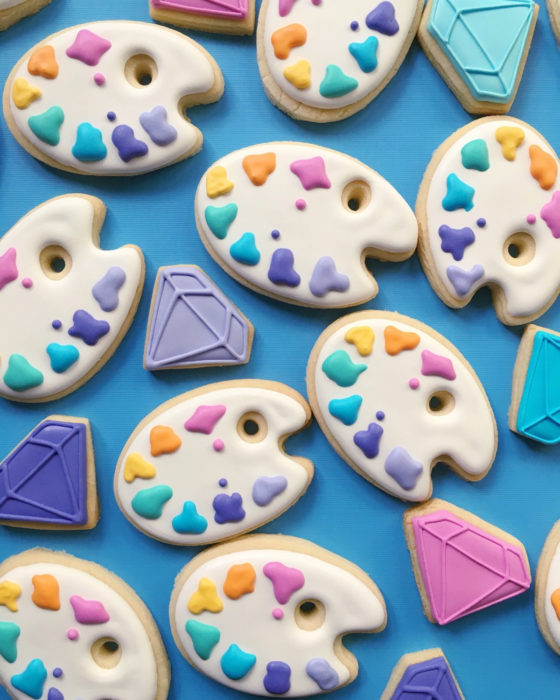 Galletas en forma de plaqueta de colores y en forma de diamantes 