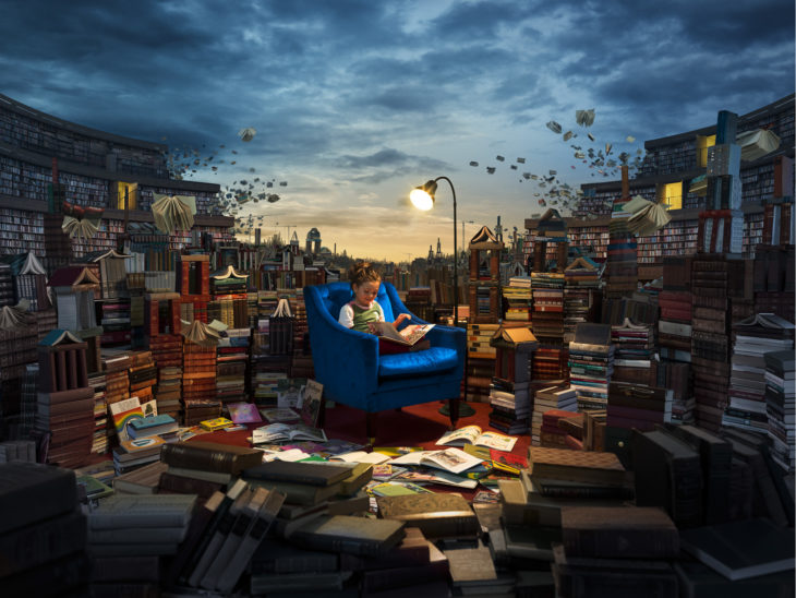 niña leyendo miles de libros