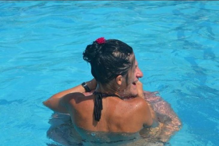 pareja dentro de una piscina 