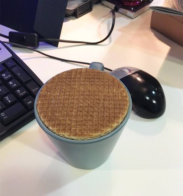 waffle en la parte superior de una taza de café 