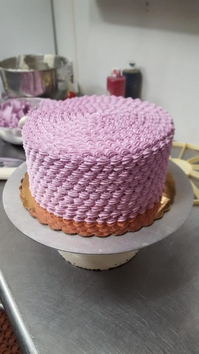 tarta de pastel con un decorado rosa perfecto