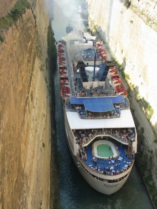 crucero atravesando un canal 