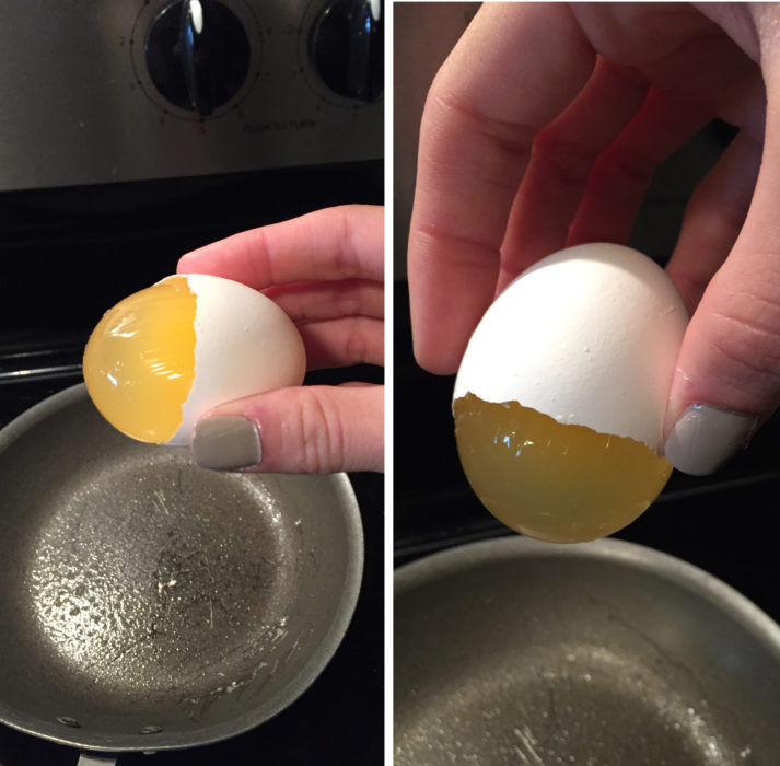 huevo a punto de ser arrojado en un sartén 