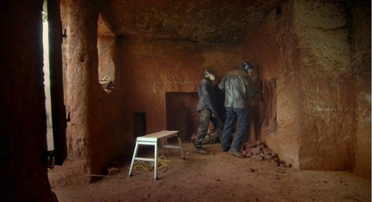 dos hombres cavando una cueva 