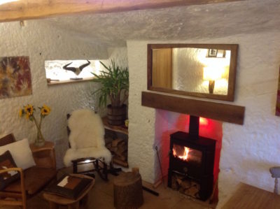 Hombre convierte cueva de 700 años en una casa de ensueño