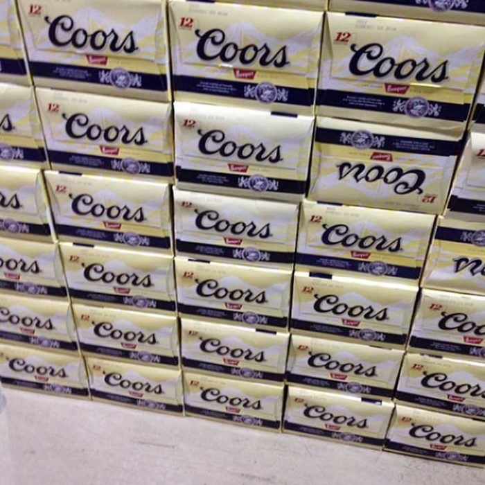 UNA CAJAS DE CERVEZA MAL ACOMODADAS