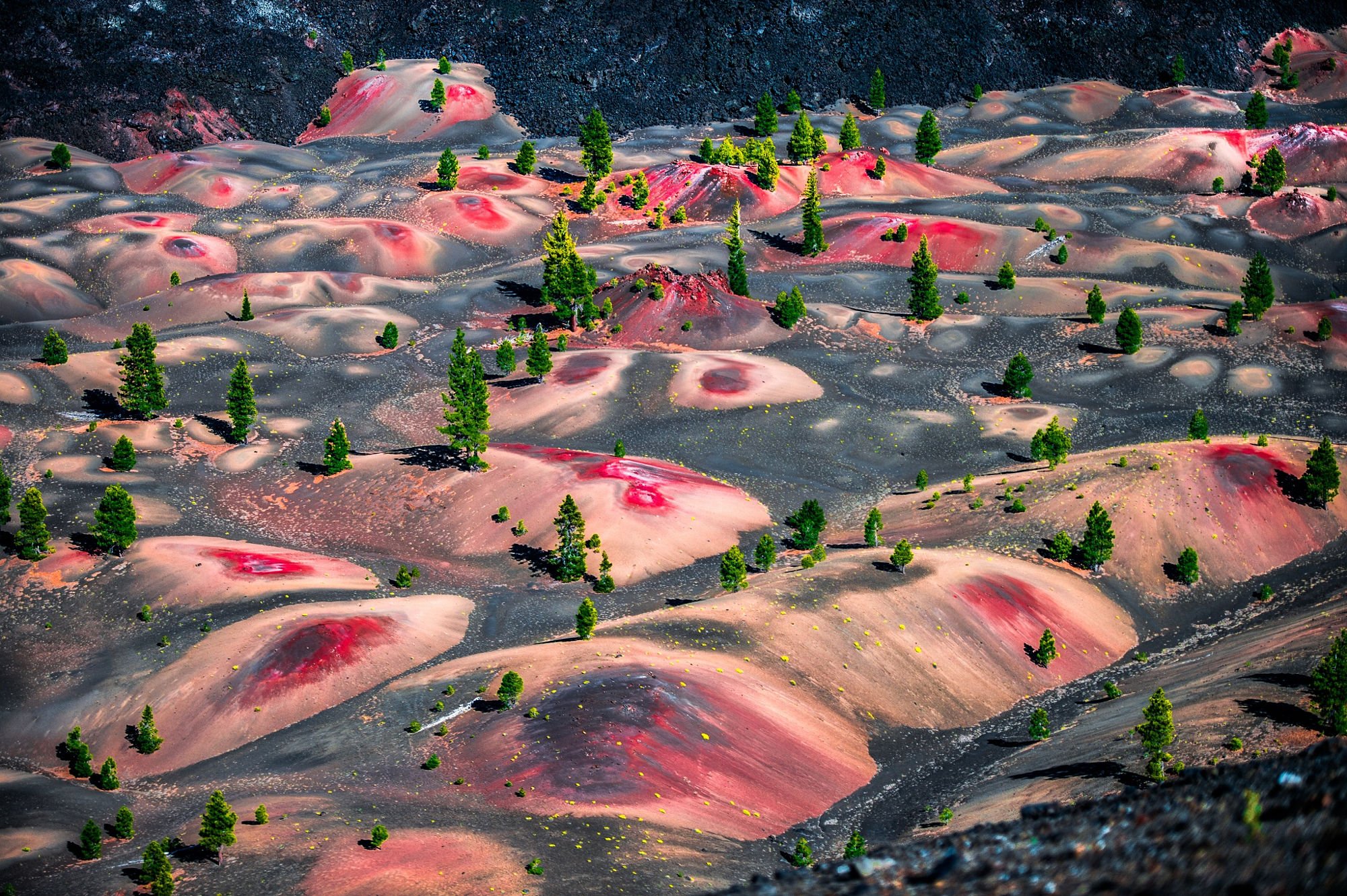 Уникальные творения природы. Разноцветные дюны национального вулканического парка Лассен. Лассен Волканик национальный парк. Разноцветные дюны в парке Лассен США. Лассен-Волканик, Северная Калифорния, США..
