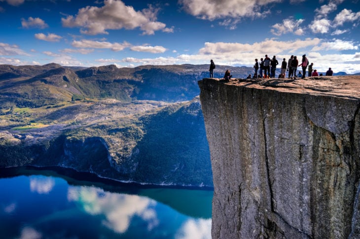 Borde de Preikestolen en Noruega 