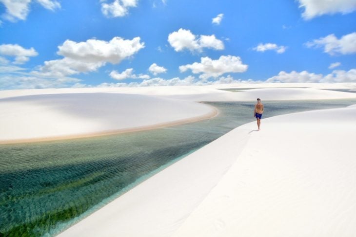 hombre caminando por el parque nacional Maranhenses en Brasil 