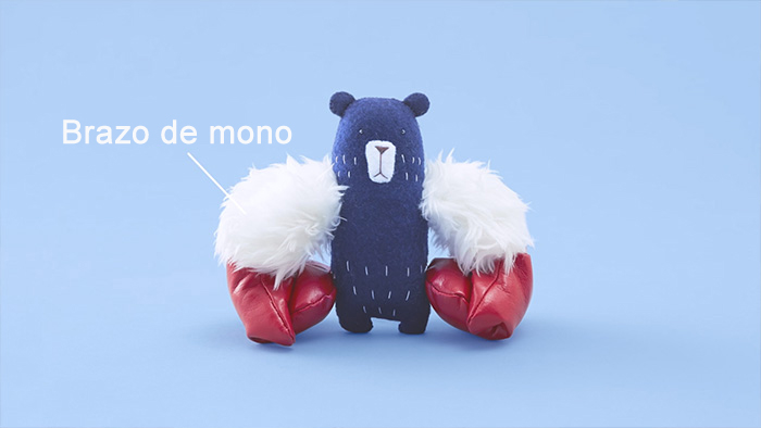 oso de peluche con los brazos de un chango blanco 