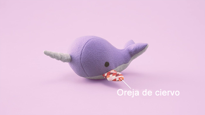 ballena de peluche con una oreja de ciervo como una aleta