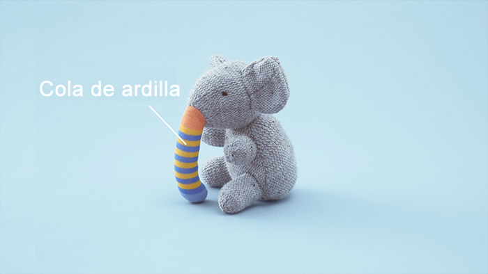 elefante de peluche con la trompa de otro peluche 