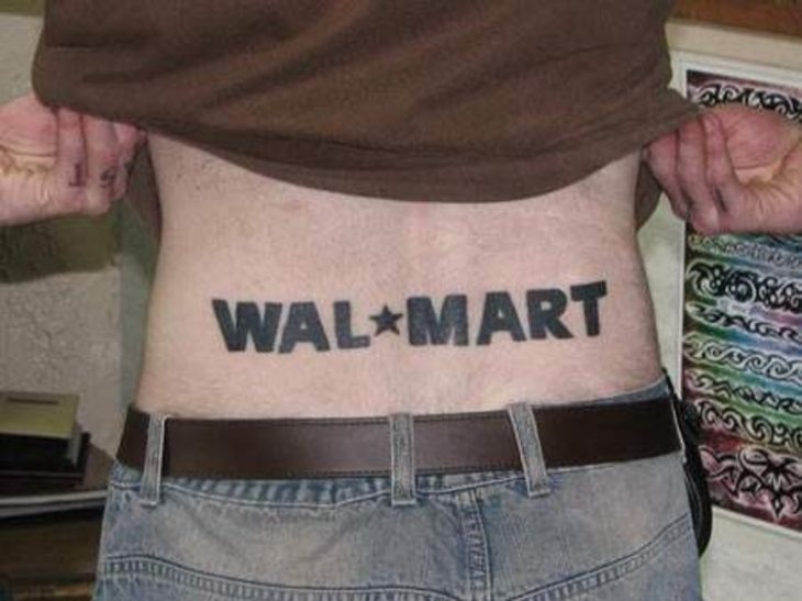 HOMBRE SE TATÚO LA MARCA WALLMART EN SU CINTURA