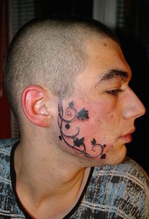 Hombre se tatúo una rama en la cara