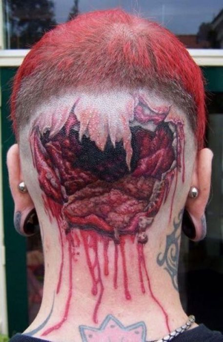 hombre se tatua un cerebro explotado en su cabeza