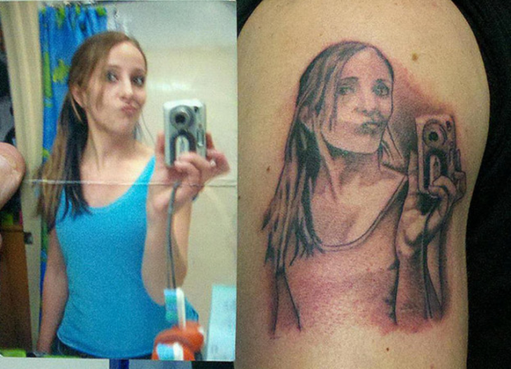 mujer se tatua selfie en su cuerpo