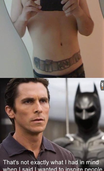 tatuaje de batman en su barriga