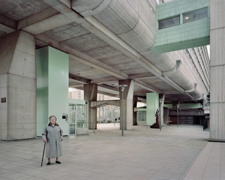 ABUELA DE LA CIUDAD EN UNA DE LAS PLAZAS