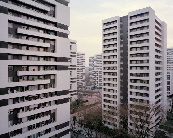 HOMBRE CON EDIFICIO