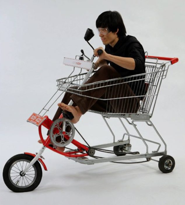 hombre sobre un carrito de supermercado con pedales 