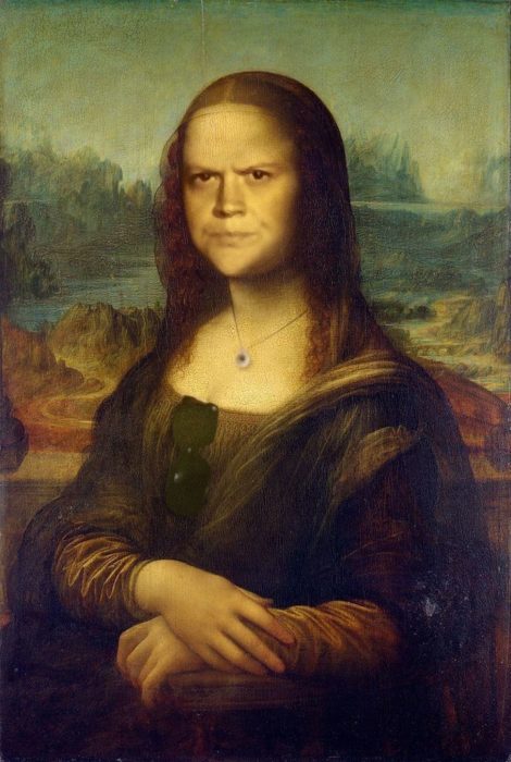 CON LA CARA DE LA MONALISA