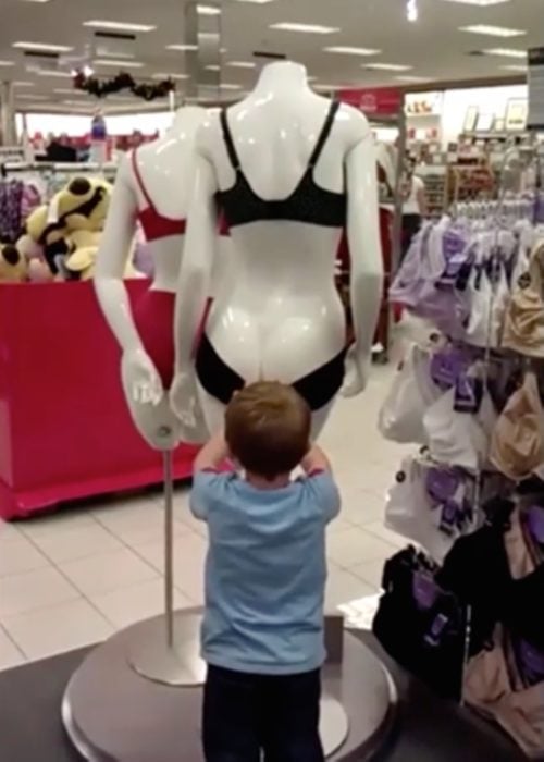 niño viendo las pompis al maniquí