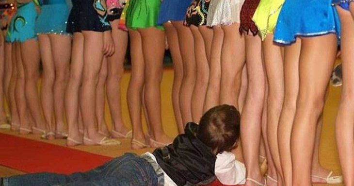 niño viendole las piernas a las chicas