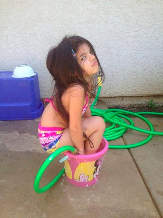 niña en una tina de baño