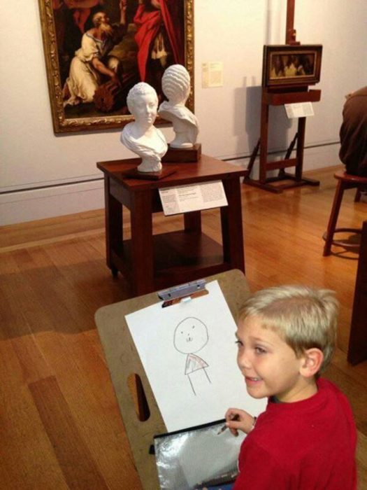 Niño intentando igualar su obra con la de los museos