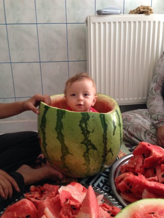 niño dentro de una sandía