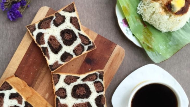 PAN DE LEOPARDO CON CAFÉ Y COSAS VERDES