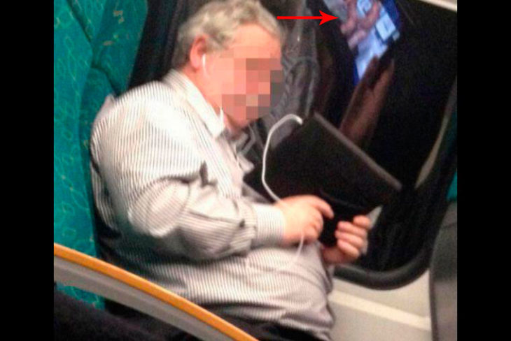 HOMBRE VIENDO PORNO EN EL METRO