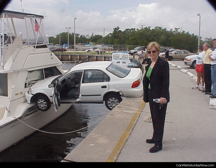 MUJER FELIZ PORQUE SE LE FUE EL CARRO AL MAR